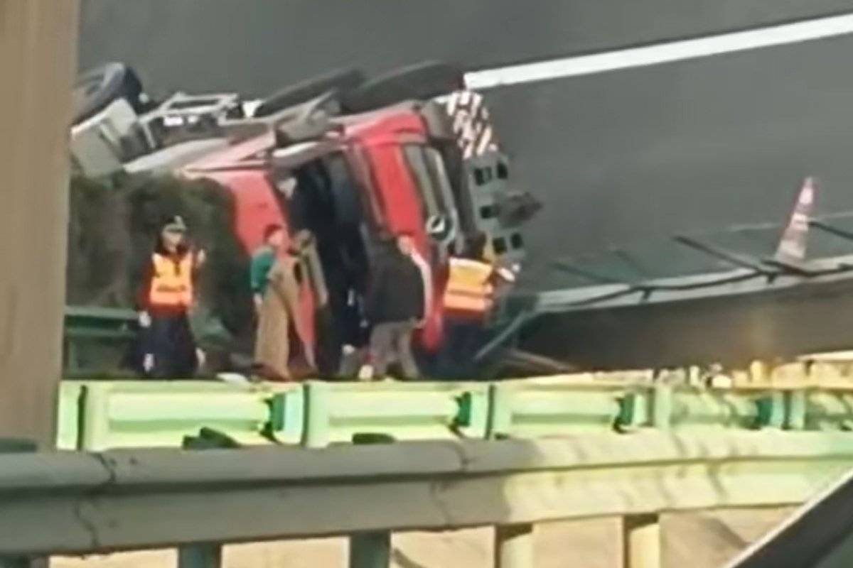 湖北高架事故，車輛墜橋起火，提醒關(guān)注交通安全警鐘長(zhǎng)鳴