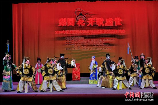 民間劇團(tuán)表演，社會(huì)情感與智慧的展現(xiàn)