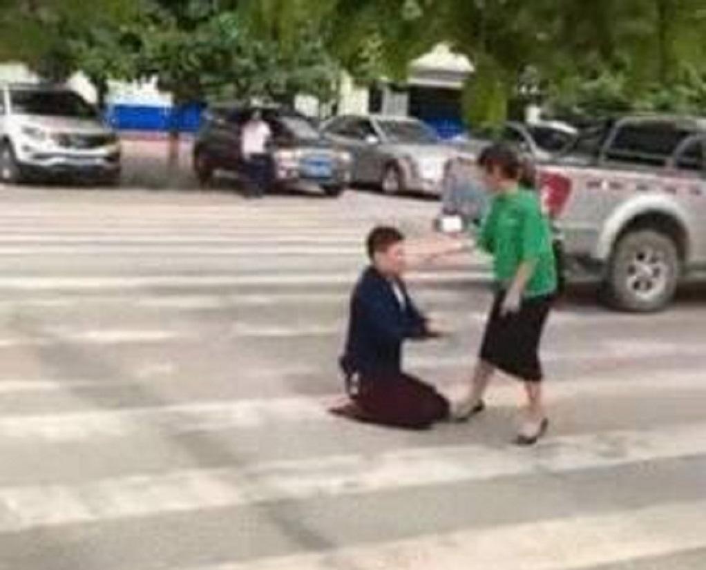 男子疑因妻子出軌自殺事件，背后的故事、反思與女方的下跪道歉