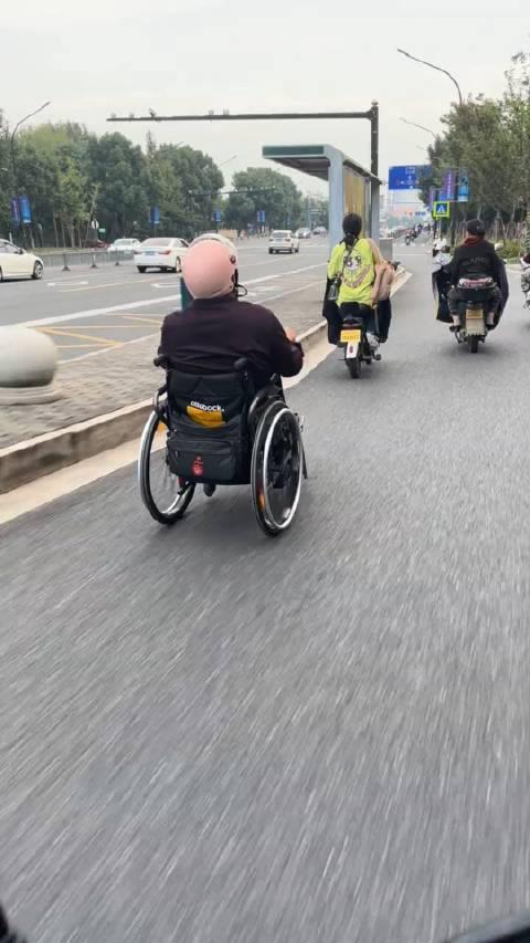 男子輪椅飛馳破常規(guī)，非凡的高速旅程