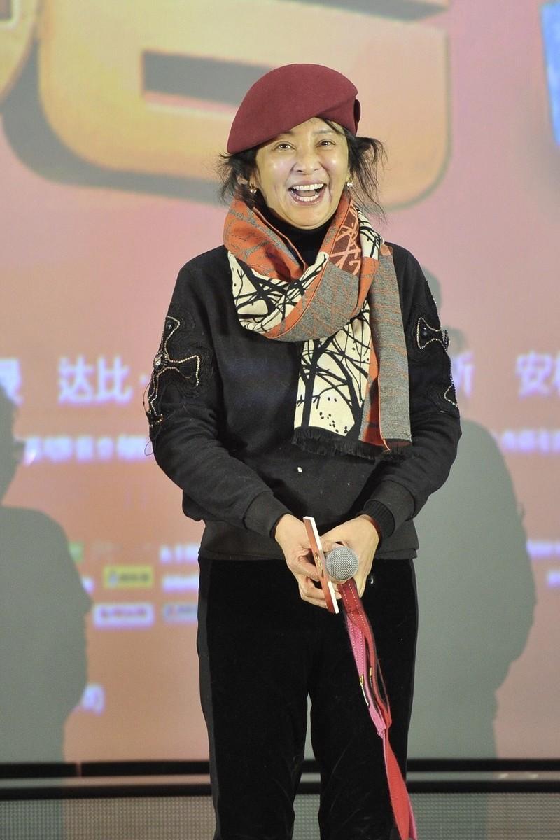 李勤勤紅毯造型，時尚與保暖的優(yōu)雅融合
