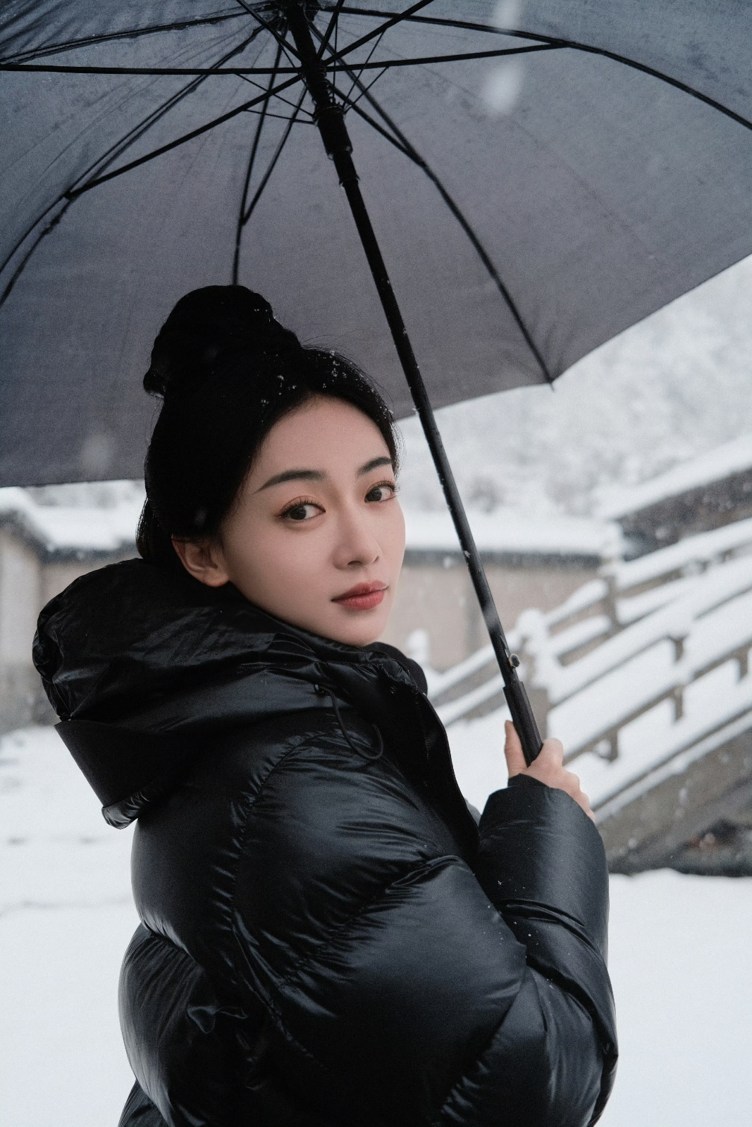 吳謹(jǐn)言雪地孕肚轉(zhuǎn)圈，挑戰(zhàn)與勇氣的綻放