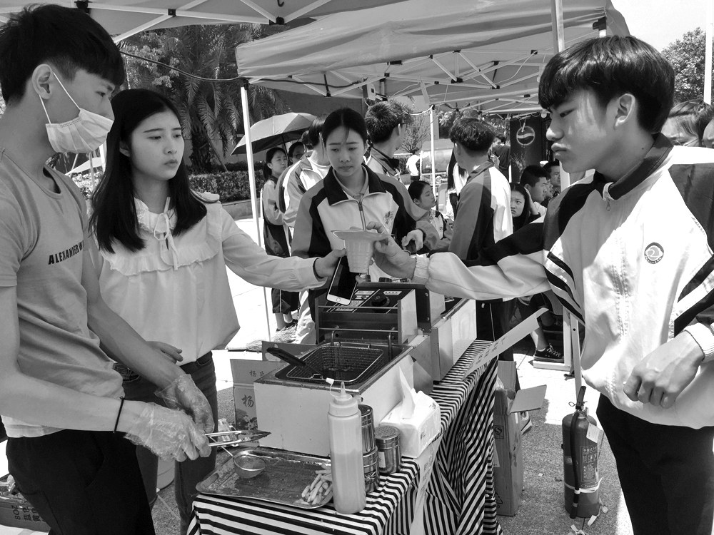 高校擺攤文化盛行，創(chuàng)業(yè)氛圍融入日常生活
