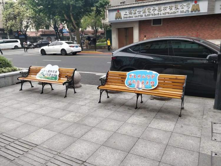 多功能城市公共座椅亮相，智能充電引領(lǐng)新潮流趨勢(shì)