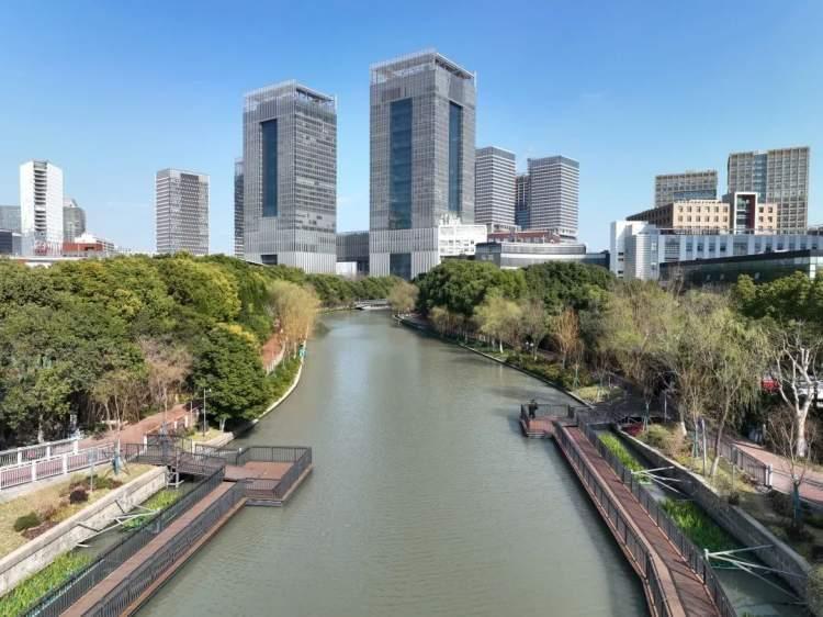 城市廣場公共藝術與市民生活的和諧共鳴，交織的和諧與文化共鳴