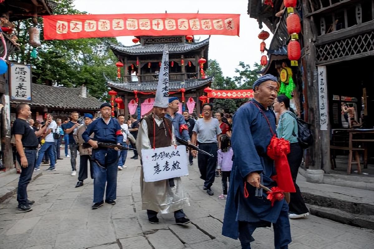 小鎮(zhèn)風(fēng)情，地方文化與生活態(tài)度的交融展現(xiàn)