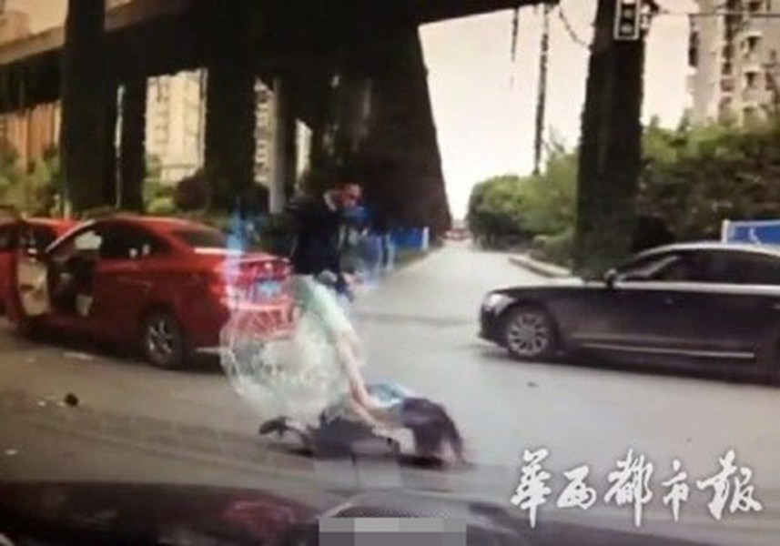 南京司機(jī)英勇壓制毆打女乘客事件，正義與社會責(zé)任的閃光體現(xiàn)