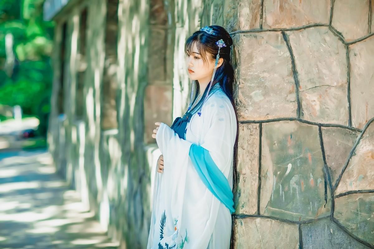 線(xiàn)上約會(huì)平臺(tái)普及對(duì)婚戀觀(guān)念的深刻變革