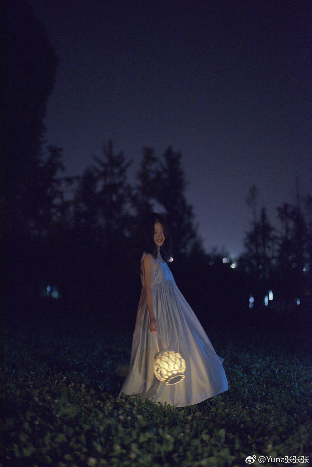 夜晚微涼風(fēng)中，臉龐的溫暖與你相伴