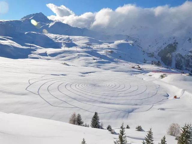 白雪皚皚的山脈，靜謐與壯美的交融