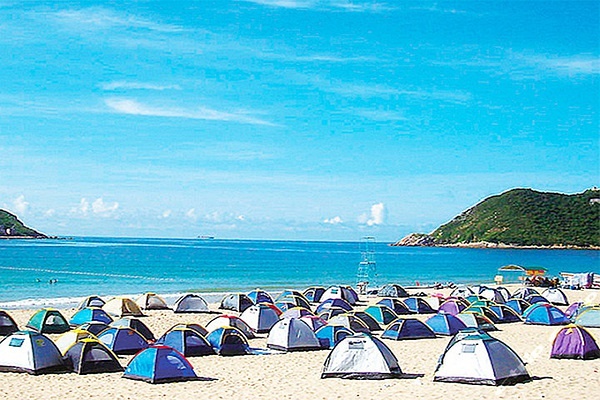 夏日沙灘，詩意沙粒的印記