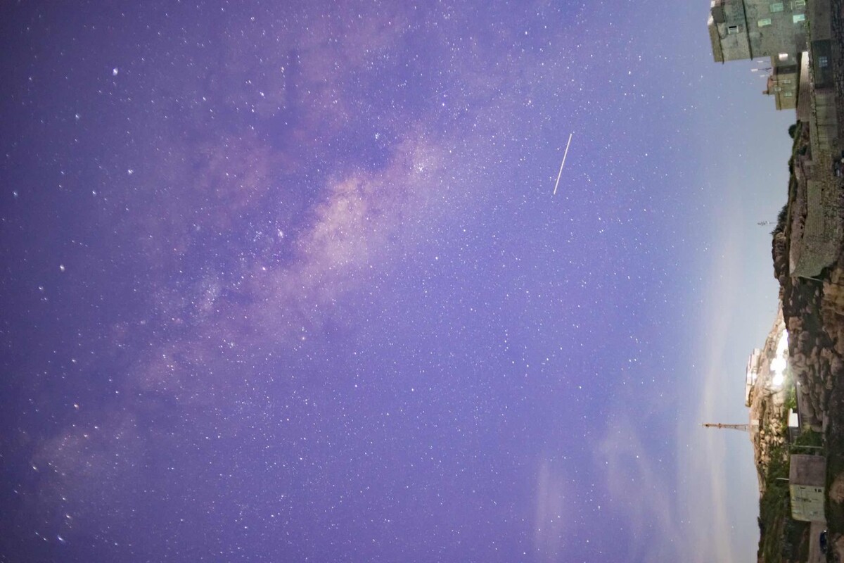 夏夜星空璀璨，流星詩意劃過