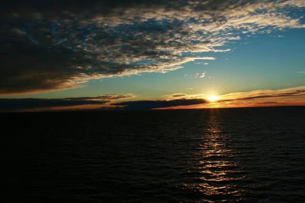 夕陽與海平線的交融之美，凝望遠(yuǎn)方的壯麗景色