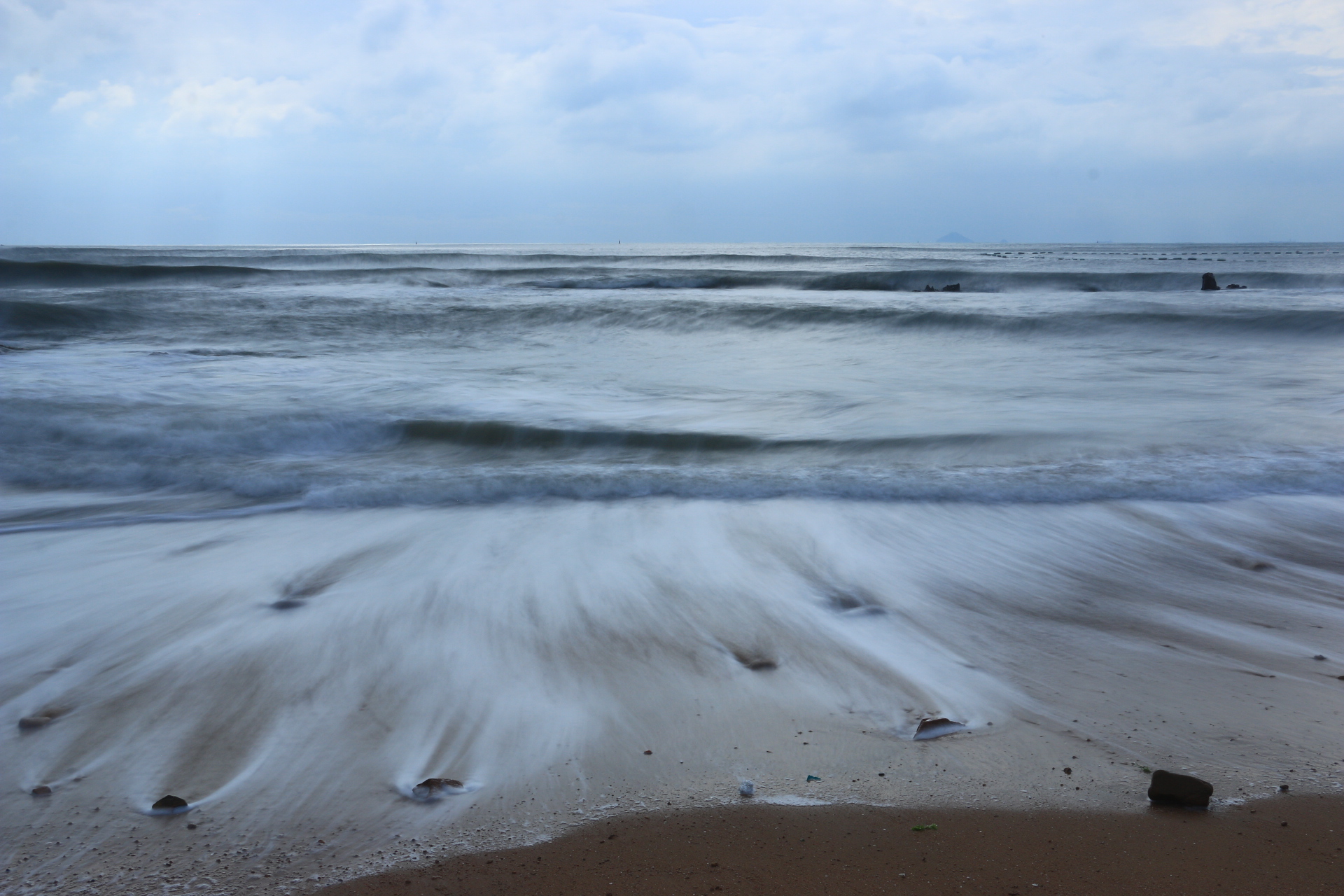 海邊晨曦，海浪與沙灘的詩(shī)意交融畫卷