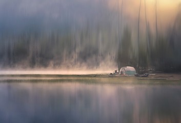 晨霧散去，青山綠水映湖景