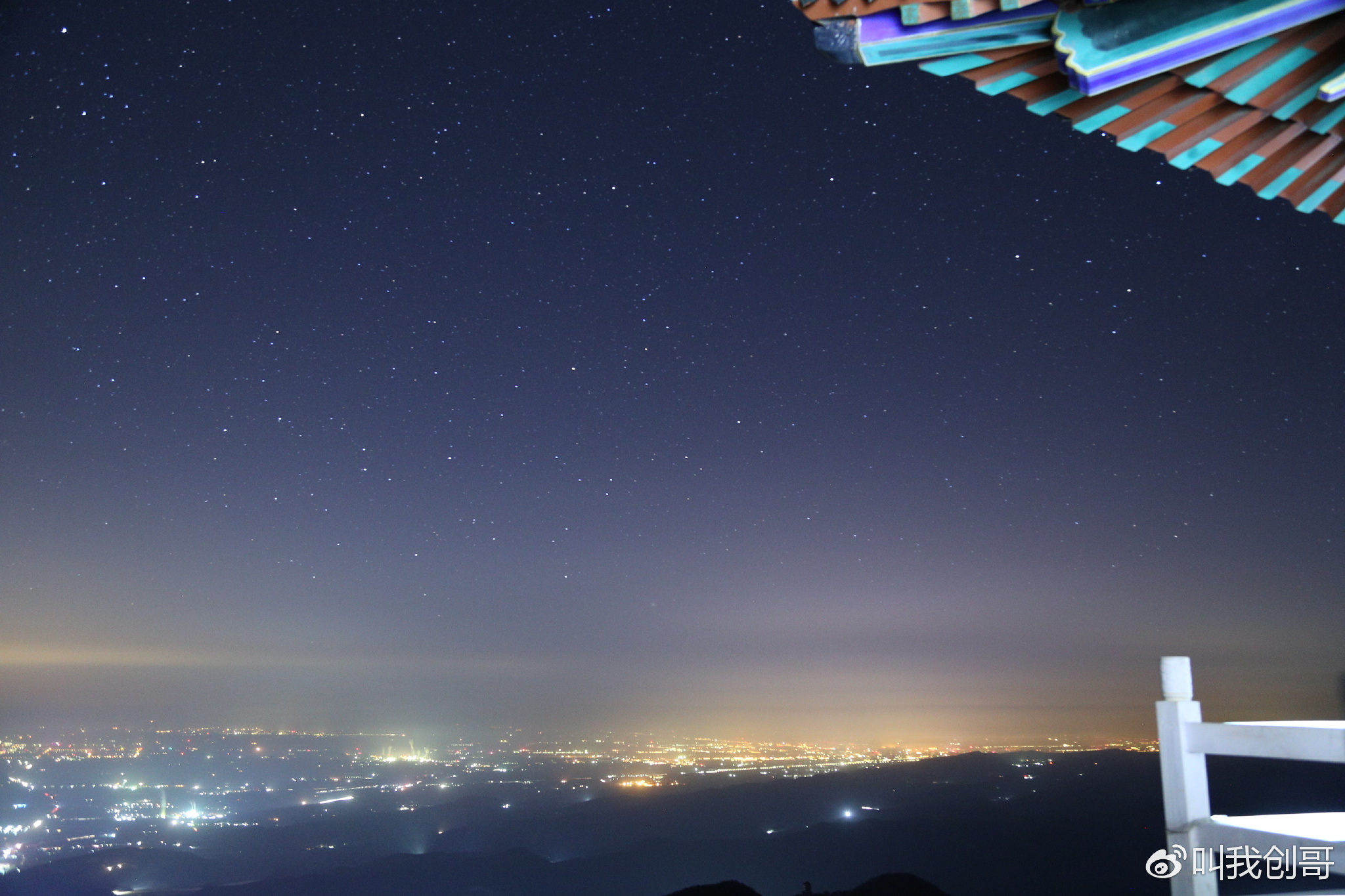 夜晚城市，燈光與星空的華麗交響