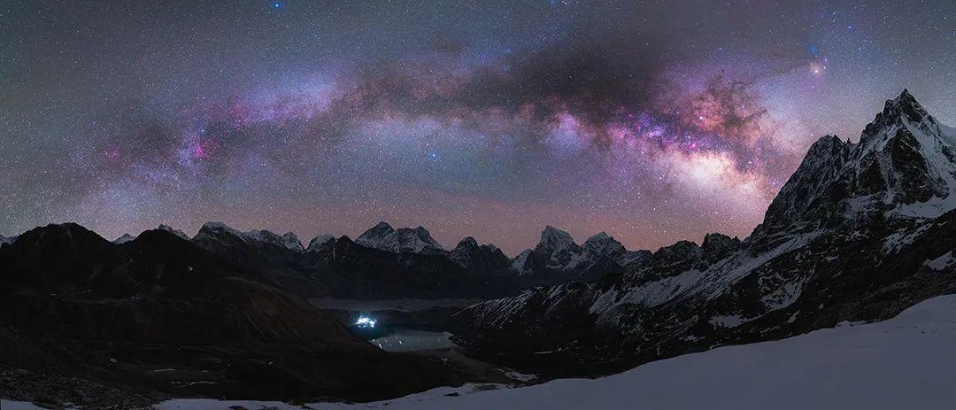 雪山之輝，陽光繪就的如畫勝景