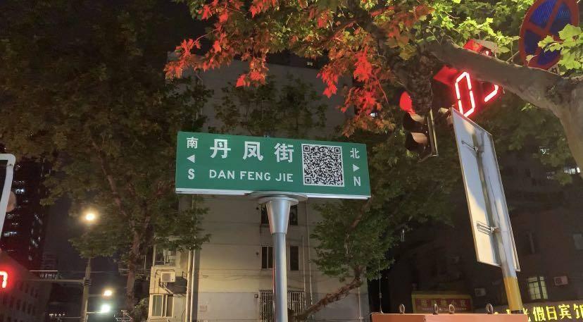 小巷深處的燈光啟幕，傍晚的第一縷溫暖光暉