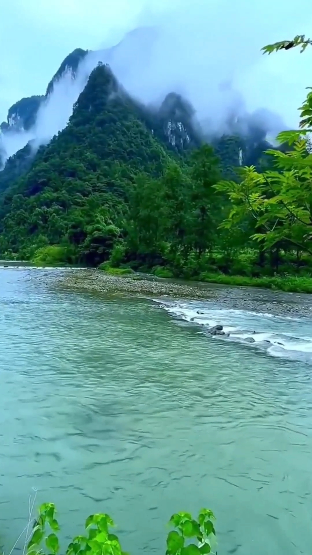 山川間的詩意舞蹈，行云流水與白云的交響詩