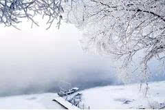 遠山雪韻，太陽光輝與如畫景致之美