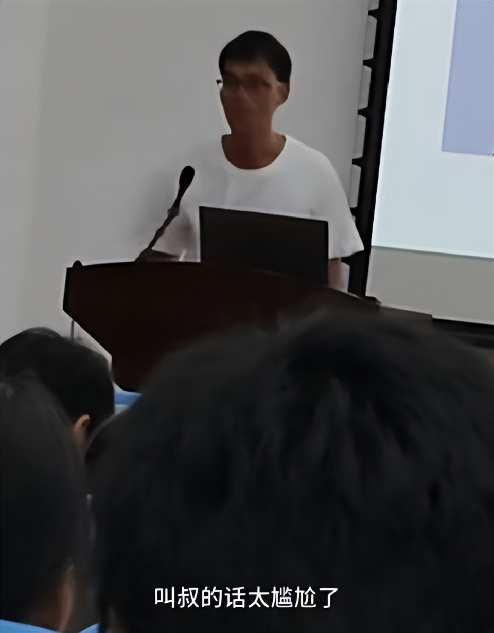 唐尚珺復(fù)讀別離與初戀的遺憾故事