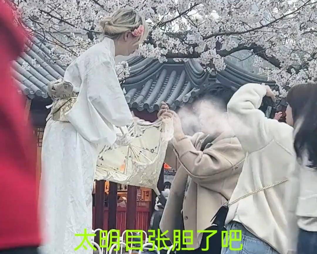 南京景區(qū)女子穿和服拍照引發(fā)爭議，文化交融中的沖突與反思