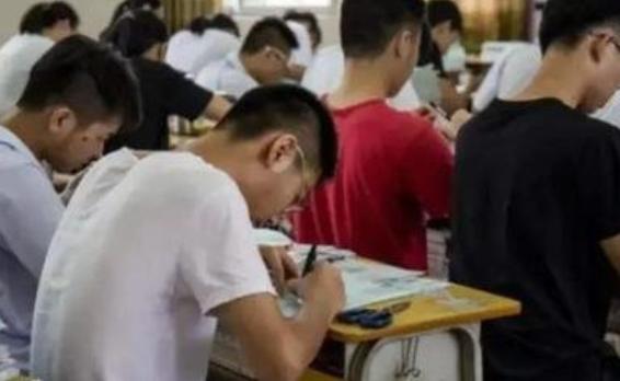 唐尚珺復(fù)讀路上的愛(ài)情錯(cuò)位與人生抉擇