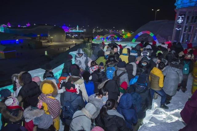冰雪大世界的奇幻之旅，游客排隊(duì)的獨(dú)特風(fēng)景線
