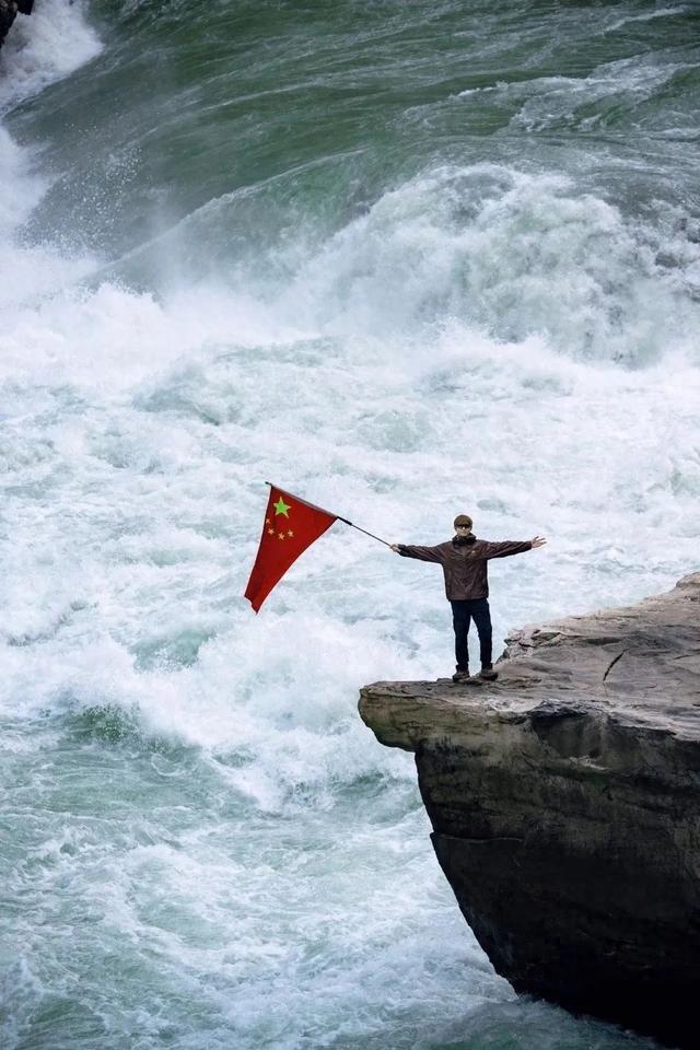 景區(qū)回應(yīng)李現(xiàn)在虎跳峽舉國旗，傳統(tǒng)尊重與文明旅游倡導(dǎo)并重