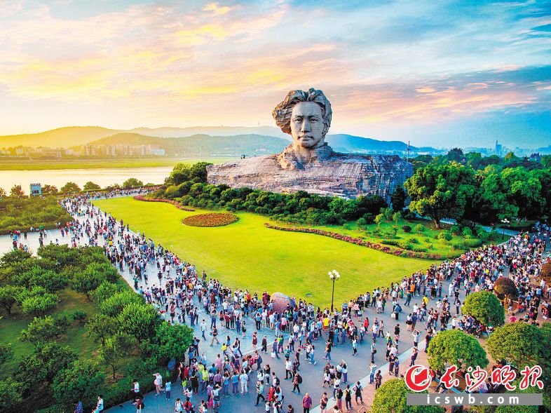 景區(qū)回應(yīng)游客撿柚子行為，倡導(dǎo)文明旅游，共建和諧景區(qū)環(huán)境