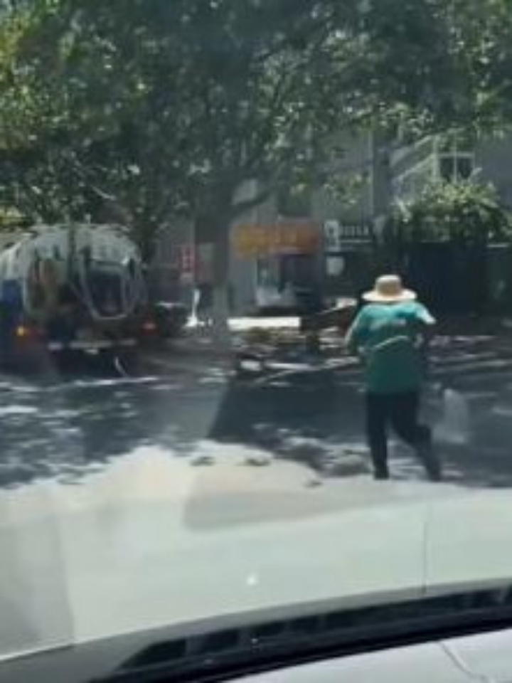 灑水車澆濕過路老人引發(fā)爭(zhēng)議，城市管理與人文關(guān)懷的反思