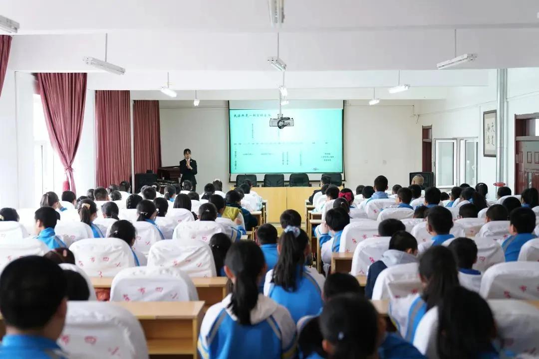 青少年教育中的權(quán)益與職責(zé)，家庭與學(xué)校的共同擔(dān)當