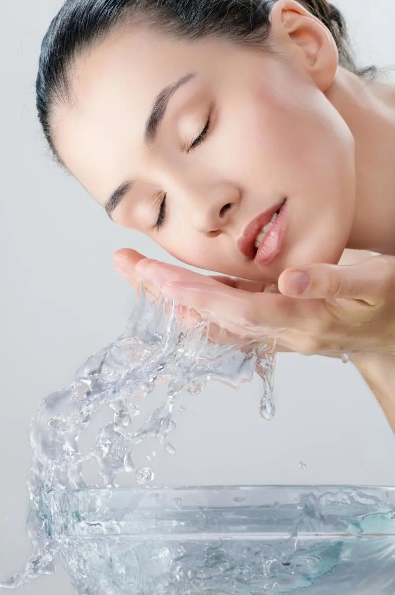 充足水分滋養(yǎng)肌膚，煥發(fā)自然光彩