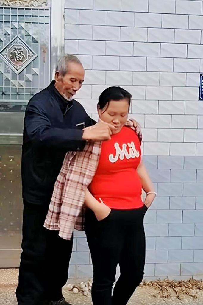跨越年齡與障礙的深情告白，58歲男子迎娶失明女友的感人故事