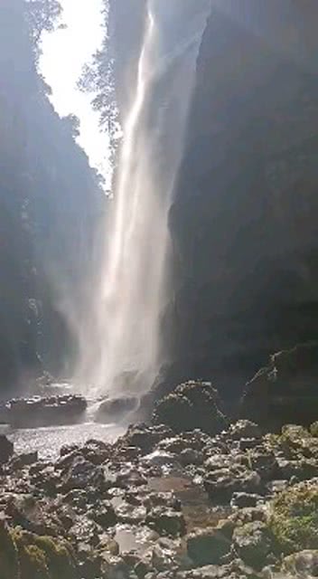 探索自然奧秘，世界最美地下河流與洞窟之旅