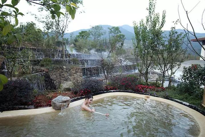 山間溫泉的治愈之旅，泡澡享受自然之力