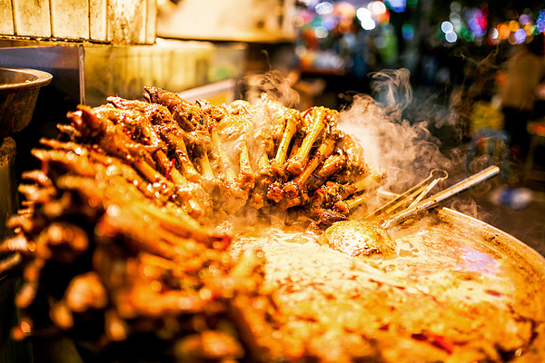街頭美食之旅，體驗(yàn)獨(dú)特風(fēng)味小吃，感受地道美食氣息