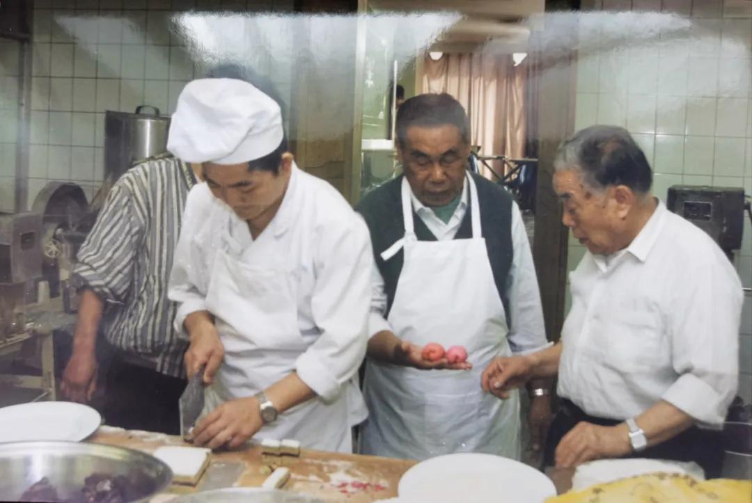 挖掘傳統(tǒng)餐飲特殊烹飪方式，領(lǐng)略經(jīng)典力量，經(jīng)典菜品的傳承與創(chuàng)新探索