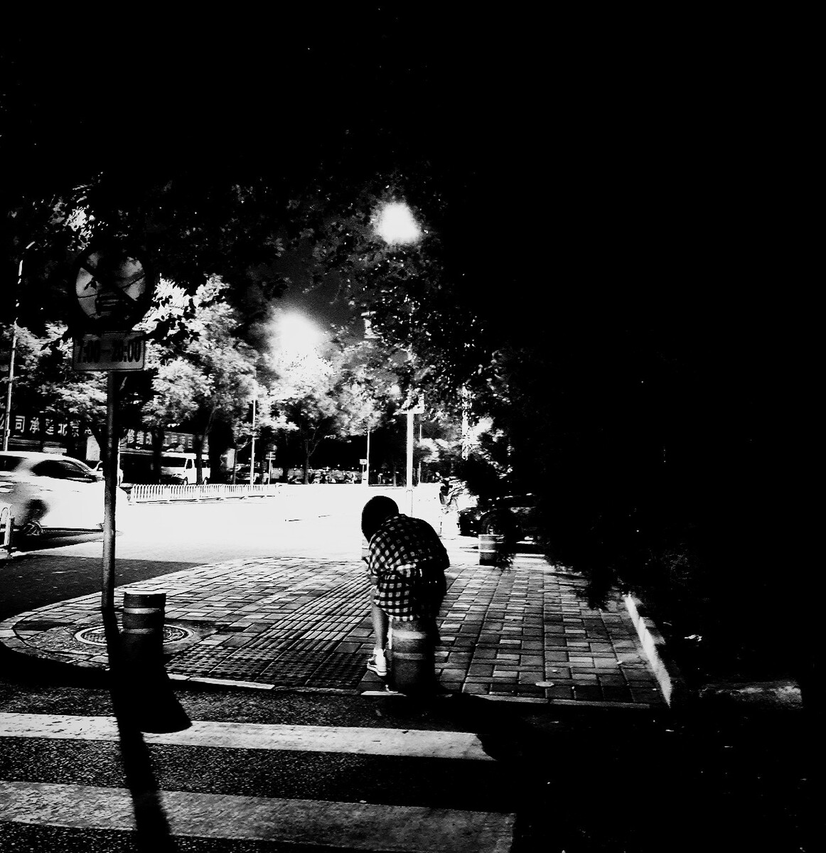 夜晚城市，街燈下的影子與生活旋律