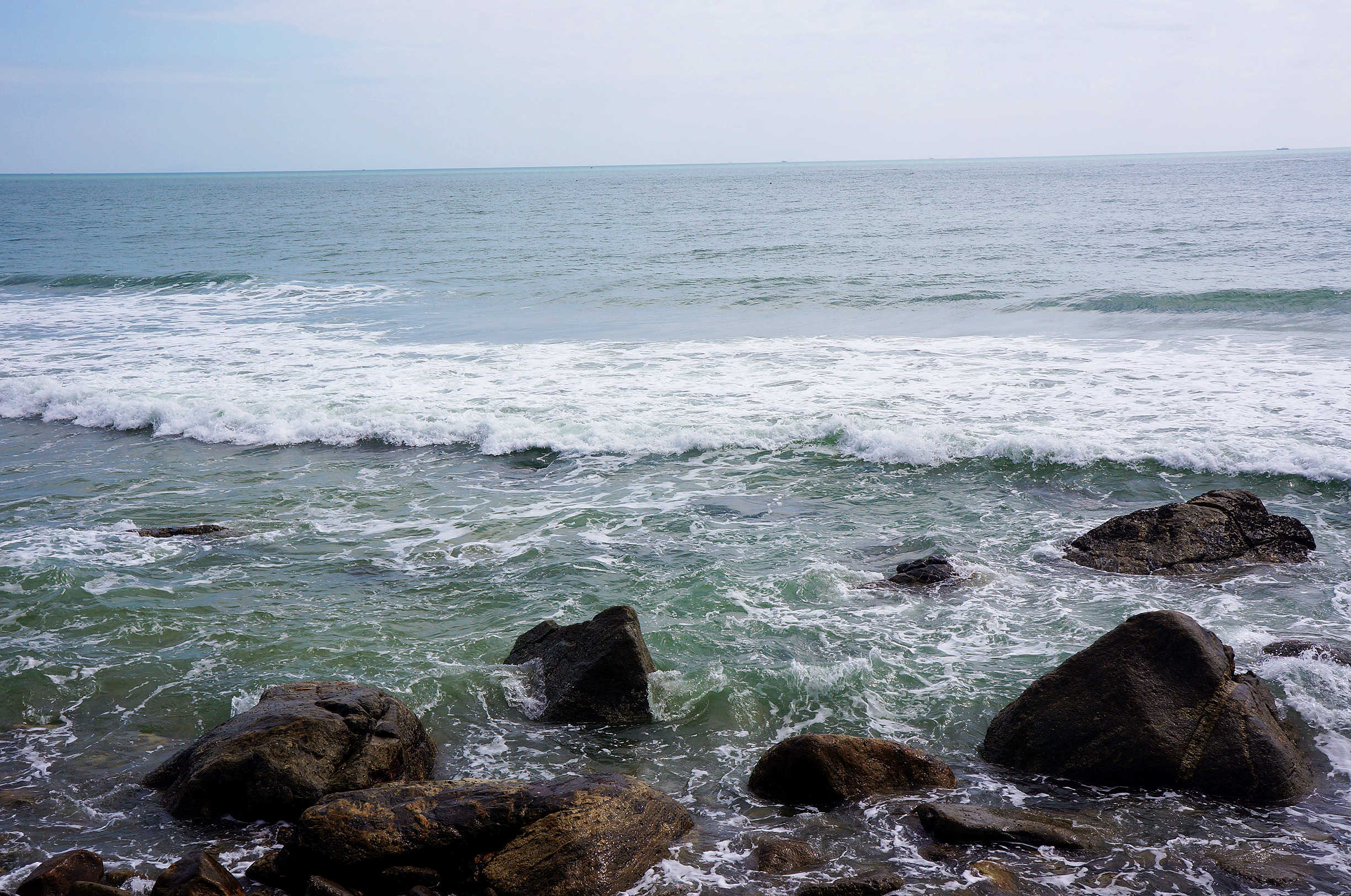海浪拍打巖石的力量，海邊的感悟
