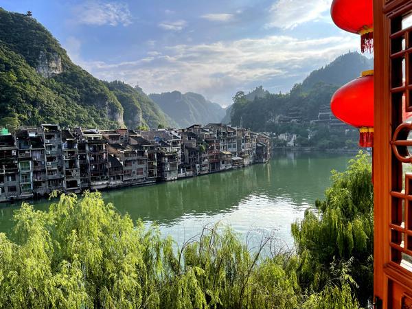 夏日露天市場(chǎng)的繁華畫卷