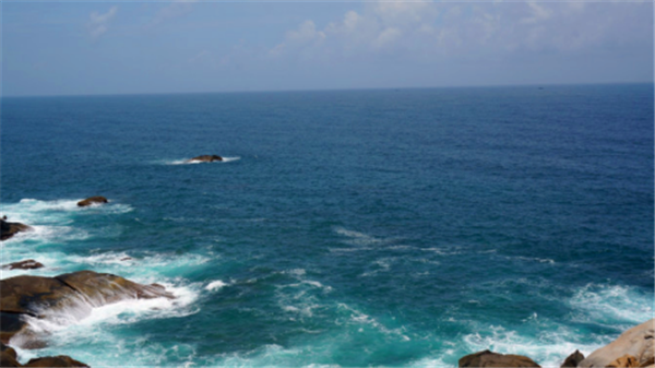 懸崖邊的海景，無盡遼闊的震撼