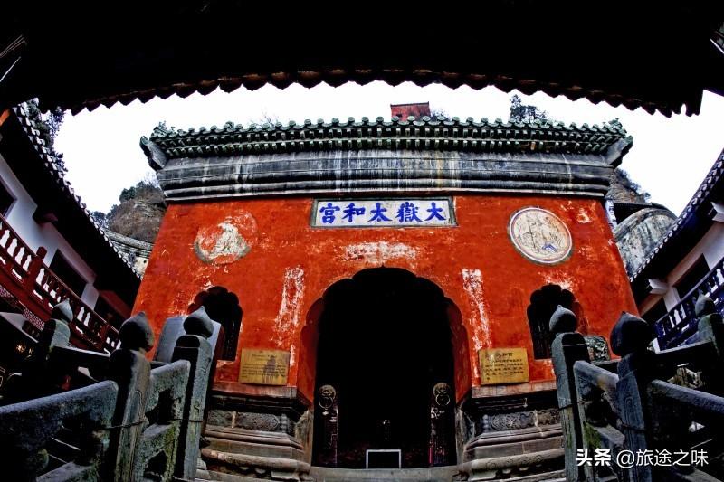 夏日山頂美景，如畫風(fēng)景與清新宜人體驗(yàn)