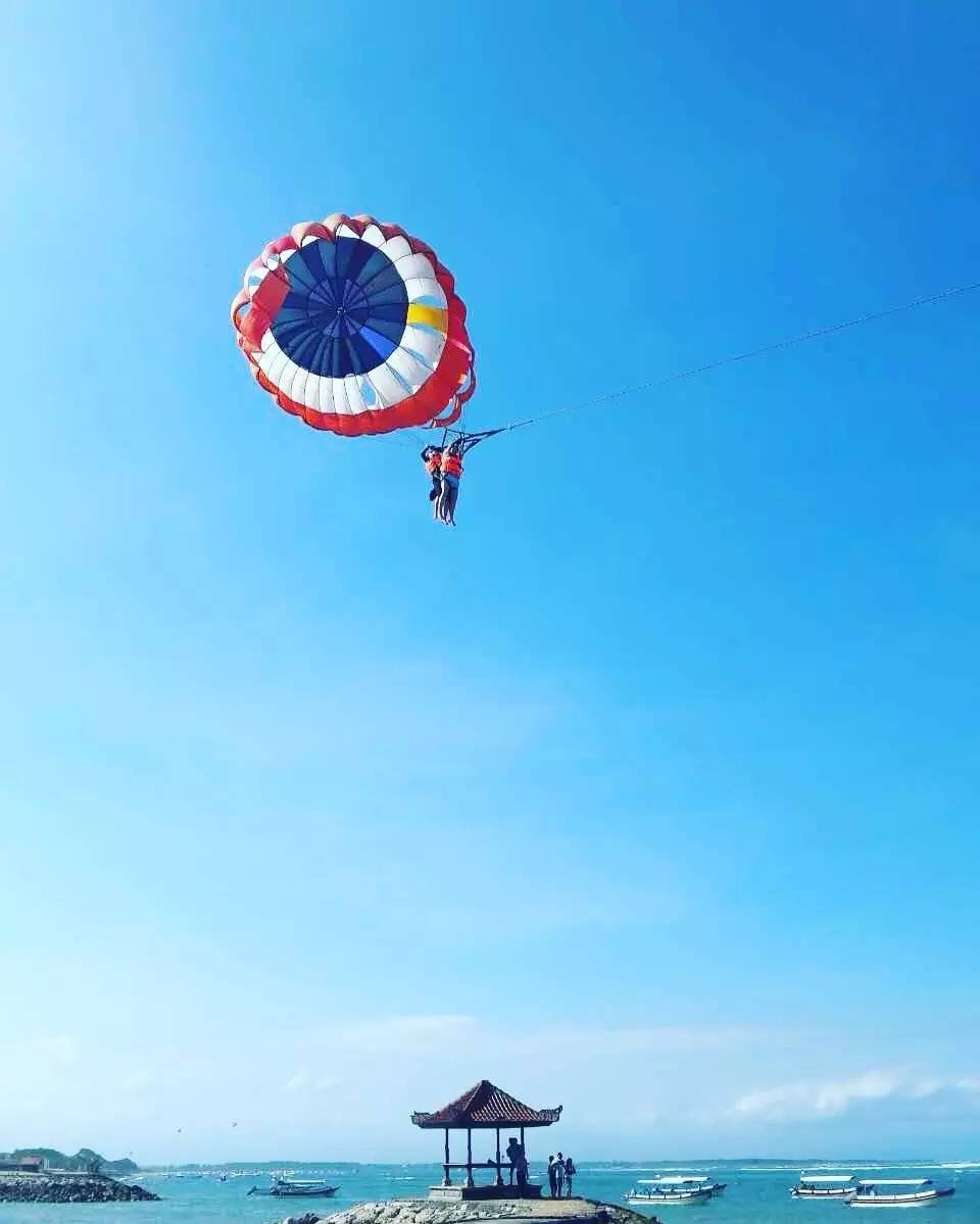 清晨的天空，陽光與鳥鳴的樂章