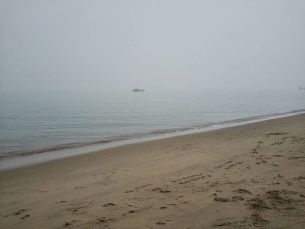 沙灘足跡，海浪輕抹，記憶猶存