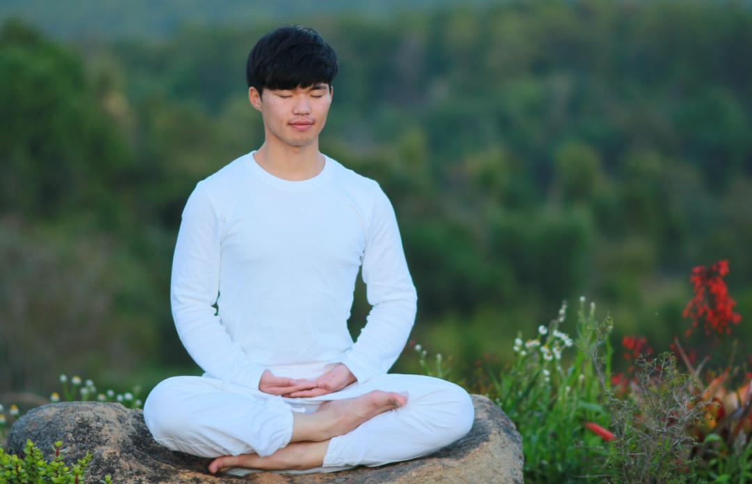 睡前冥想，探索內(nèi)心寧靜的力量與奧秘
