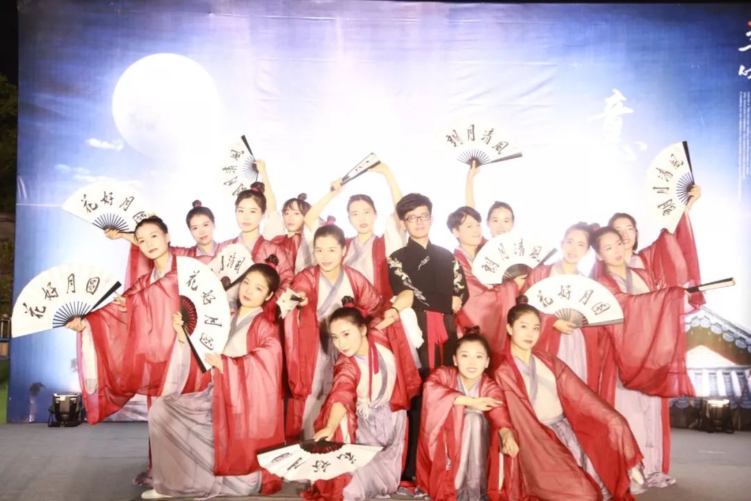傳統(tǒng)服飾的社會象征與文化傳遞，歷史與現(xiàn)代交融的時尚表達