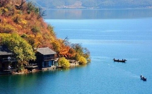 秘境湖泊的寧靜之旅，劃船暢享湖光山色
