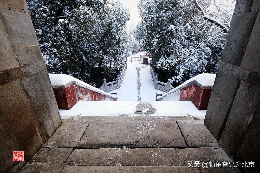 雪后小鎮(zhèn)的靜謐雪景，街道上的純白畫卷