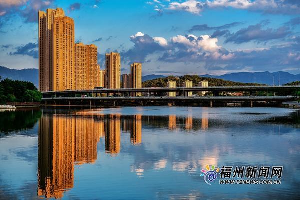 春季湖泊的靜美，藍天倒映如鏡的湖面